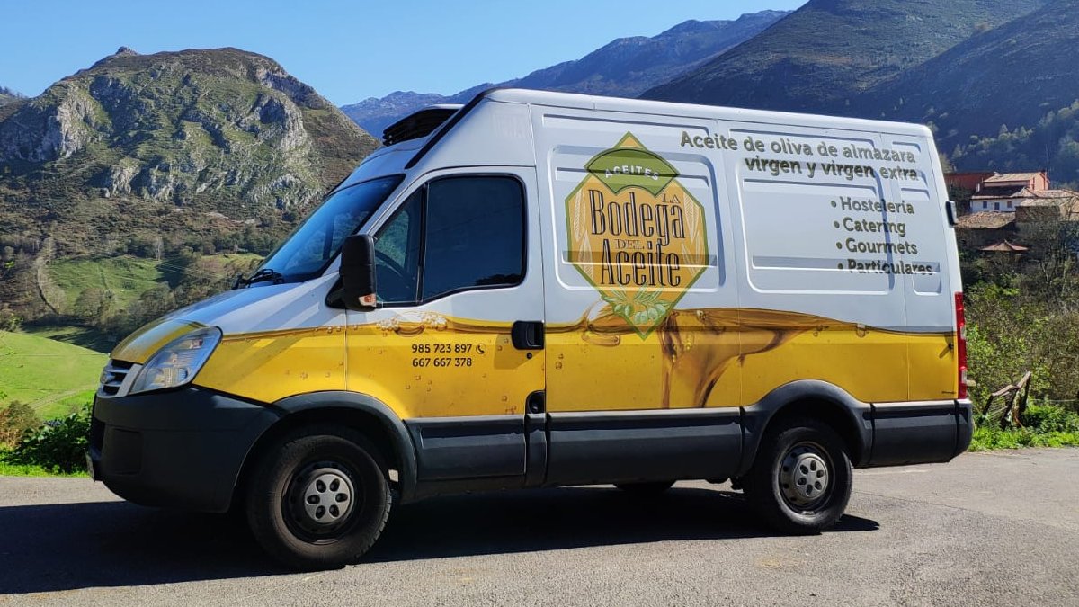 Vehículo de reparto de La Bodega del Aceite